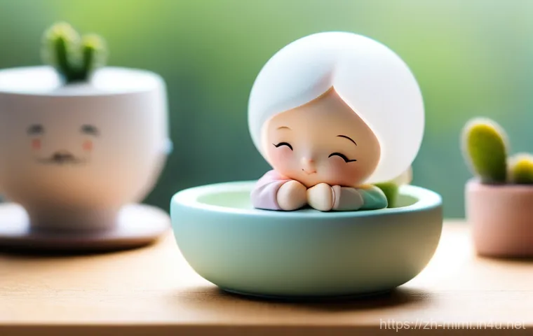 미미와 인기 굿즈 순위 - Mimi's Healing Desk Companions**
A charming desktop scene featuring several "Mimi" character figurin...